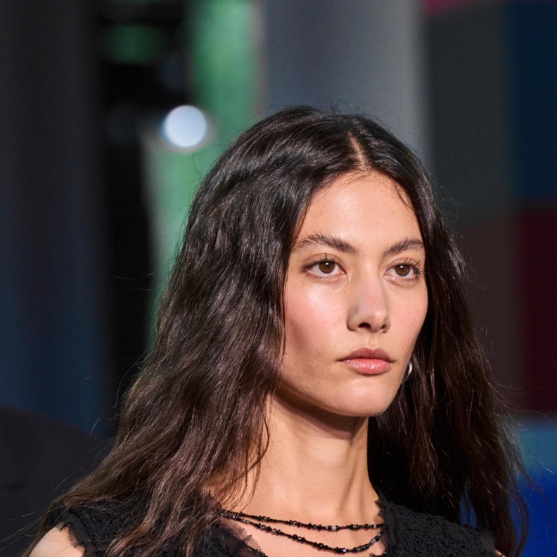 زيت الخروع بتركيباته الفريدة.. إرث الطبيعة الخالدة وقصة لن تنتهي لشعر صحي