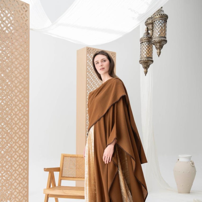 عباءة صوف من تصميم هيفاء المقرن