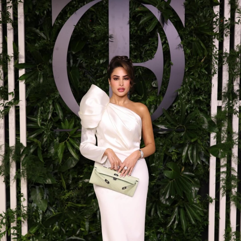 فوز الفهد بفستان سهرة ناعم مصمم من الحرير الأبيض