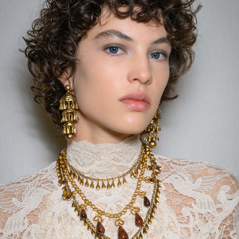 قصات الشعر القصير مع الغرة الكيرلي من دار Zimmermann