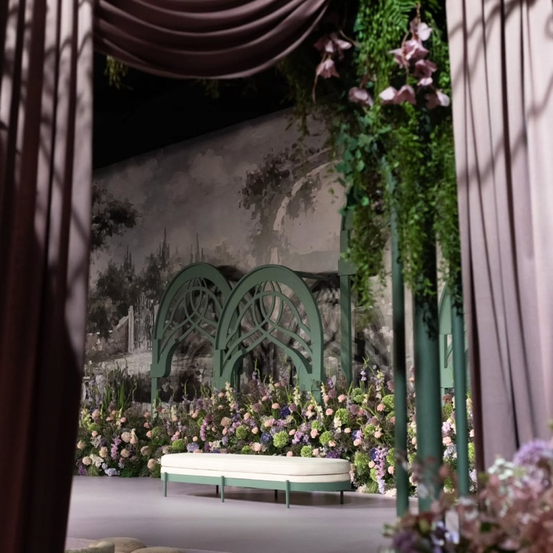 كوشة بيضاء مع زينة باللون الأخضر