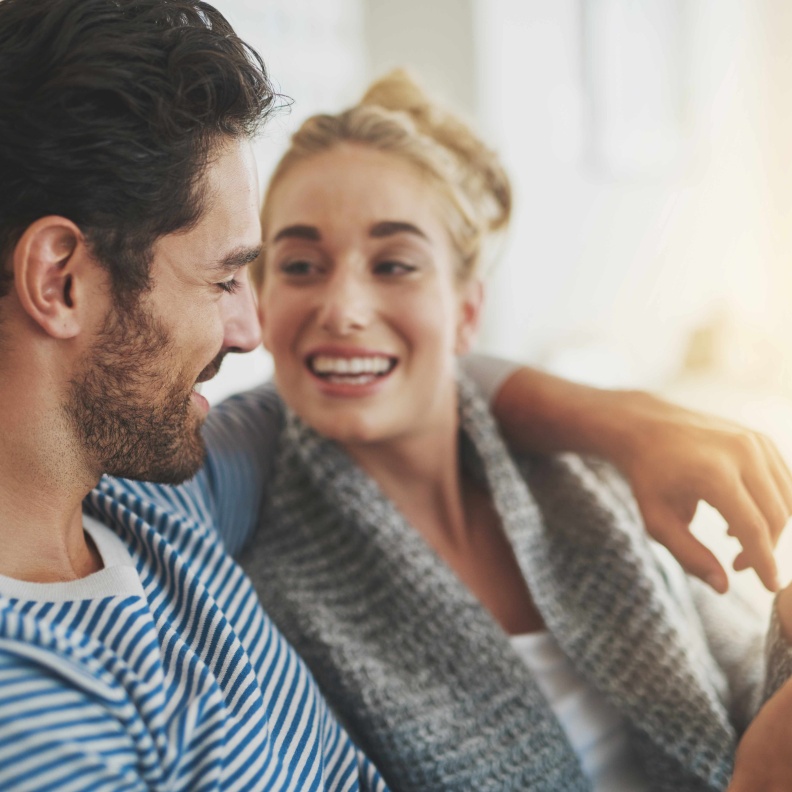 لغة الحواس إشارات غير منطوقة تعبر عن الحب بين الزوجين 