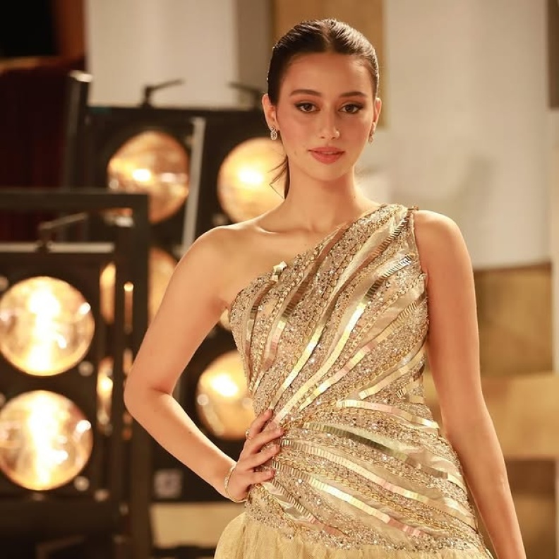 لينا صوفيا فستان ذهبي