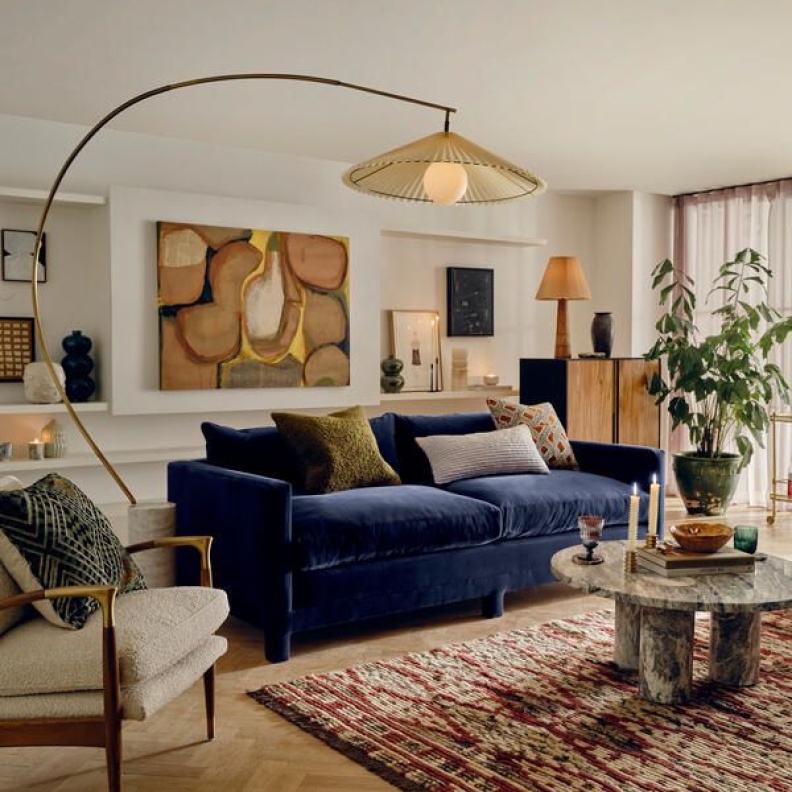 مرج الفن مع الأثاث العتيق