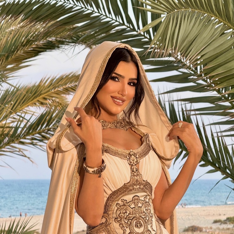 مي عمر تتألق بإطلالة جريئة وتصاميم مجوهرات تفيض بالبريق والأناقة