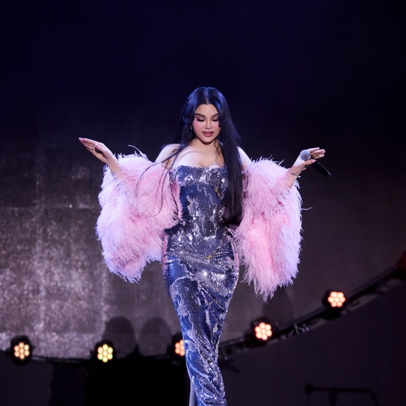 هيفاء وهبي بفستان سترابلس بقصة ضيقة مغمورة بحبات الترتر الفضي