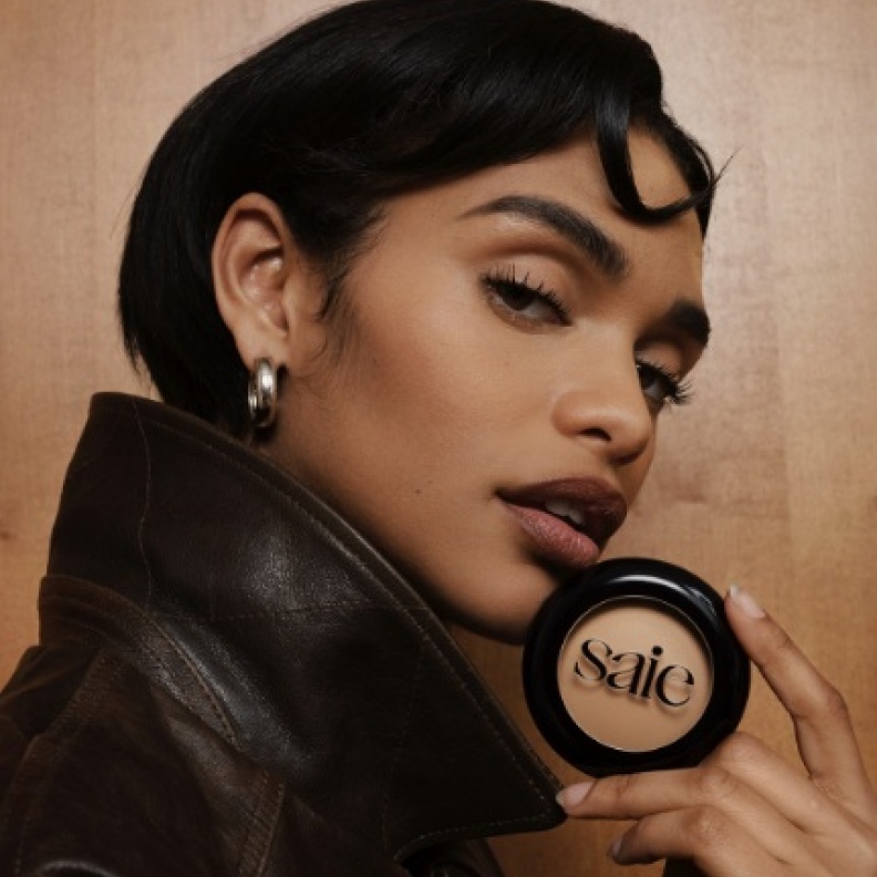 بودرة التثبيت Slip Tint™ Undetectable Baked، بقوامها الطبيعي الذي تمتصه البشرة بسهولة