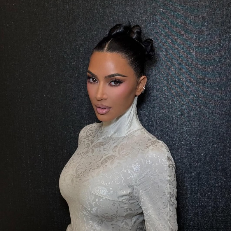 إطلالة كيم كارداشيان بالمكياج البني المات