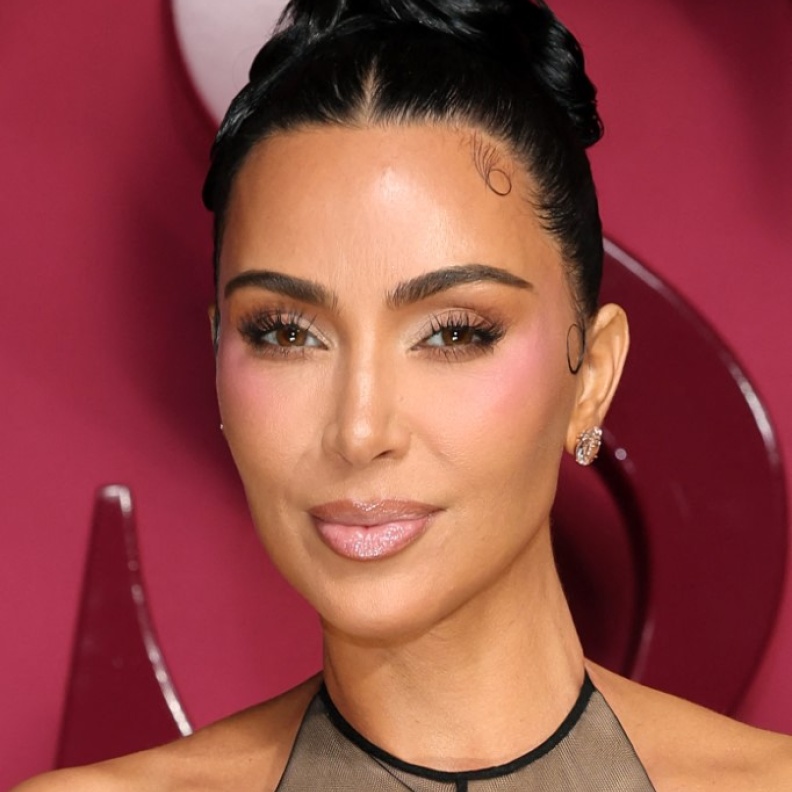  إطلالة كيم كارداشيان بتسريحات الكعكة العالية