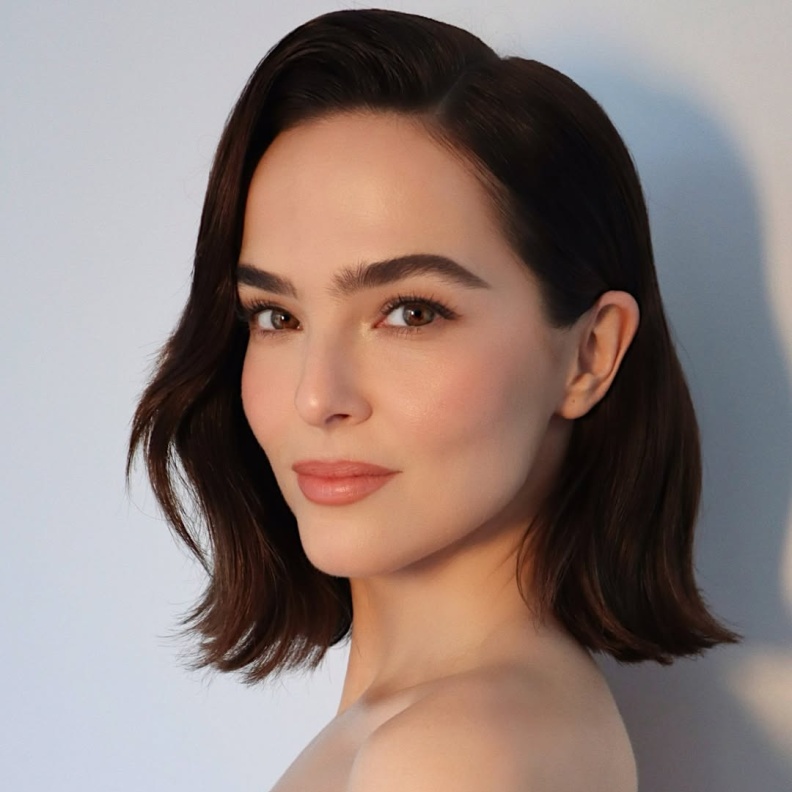 اختاري البلاشر المناسب لكِ بأسلوب Zoey Deutch- الصورة من حساب خبير المكياج Hung Vanngo