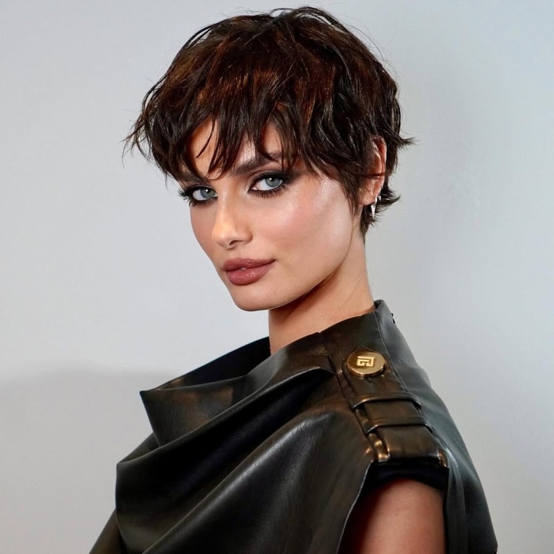 اطلالة Taylor Hill بصيحة الـBoy Bob مع الغرة الامامية