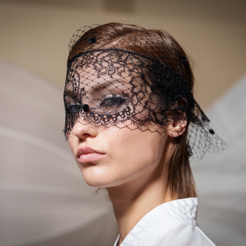 تسريحات شعر طبيعية مع الباند الشبكي والدانتيل من دار Georges Chakra