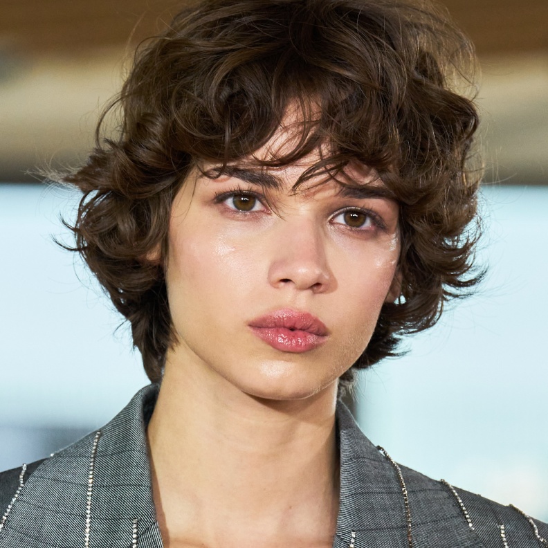 تسريحات شعر مبعثرة مع الغرة الكيرلي من وحي دار ستيلا مكارتني