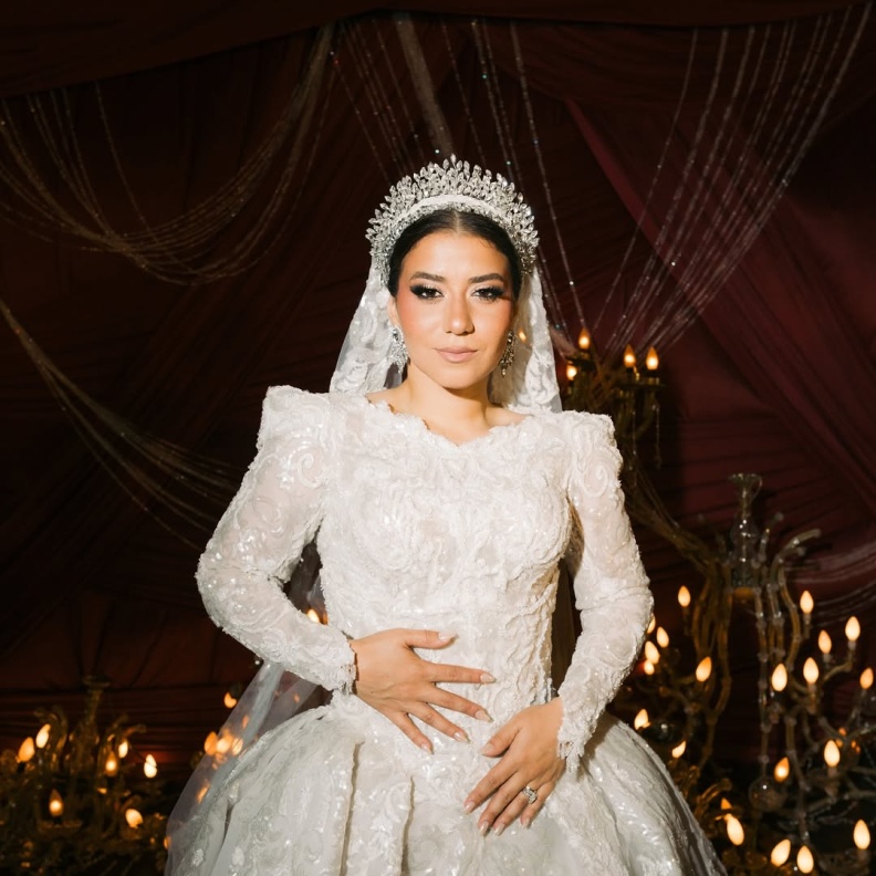 خبيرة التجميل دينا هشام بفستان زفاف أنيق وفخم cover