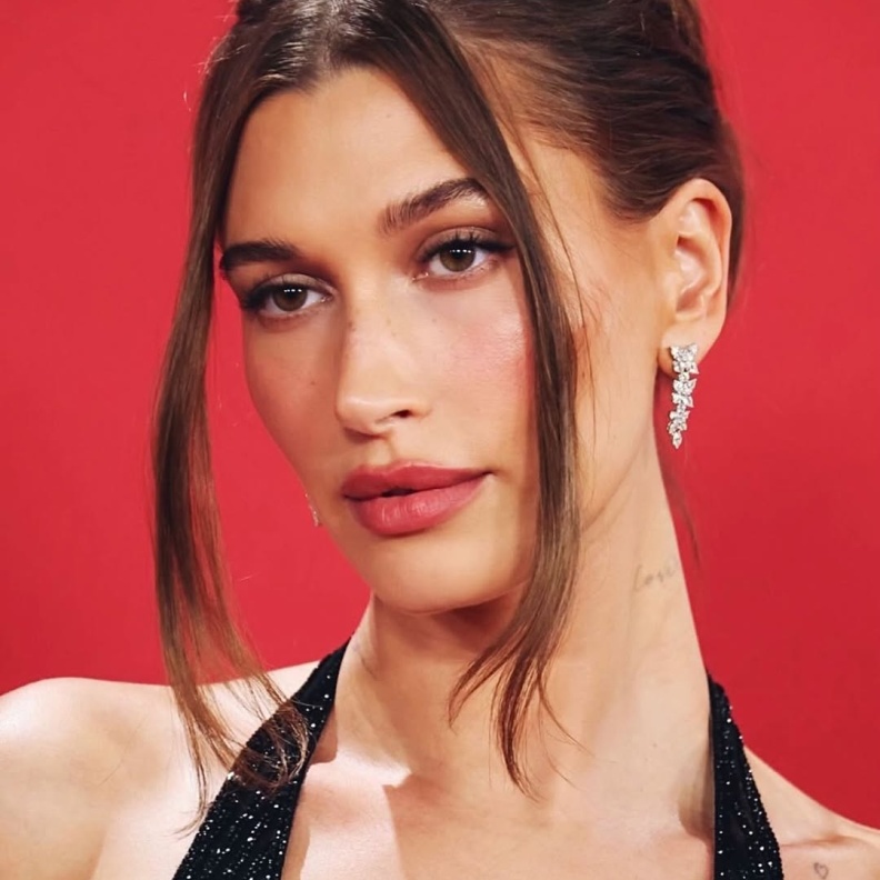  رسمات المكياج البرونزي مع الشعر البني الداكن بأسلوب Hailey Bieber