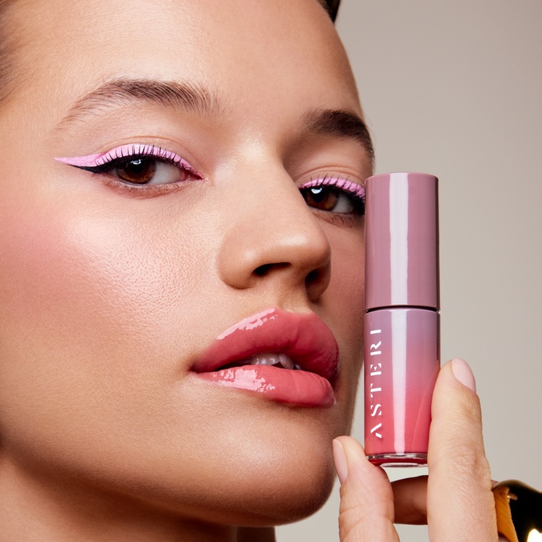 شيين لب اويل جلوس تجربة فريدة لرعاية الشفاه من علامة استيري