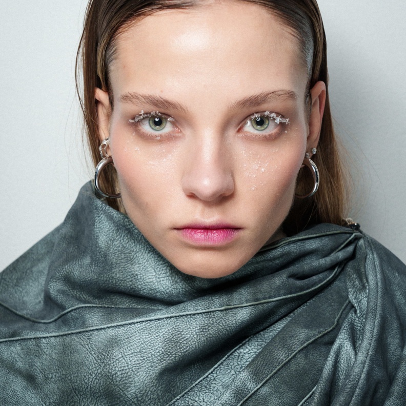  صيحات الرموش الطويلة والبيضاء من دار Weinsanto