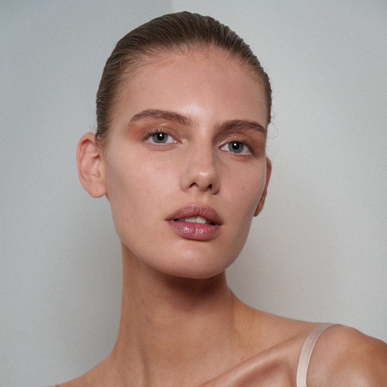 كريمات محيطة بالعيون لتفتيح البشرة من وحي Ashi Studio