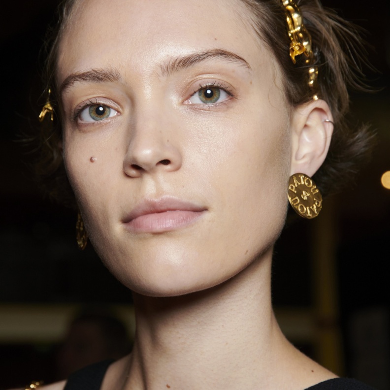 تقنية المايكرونيدلينج: خطوة نحو بشرة أكثر نعومة ومرونة