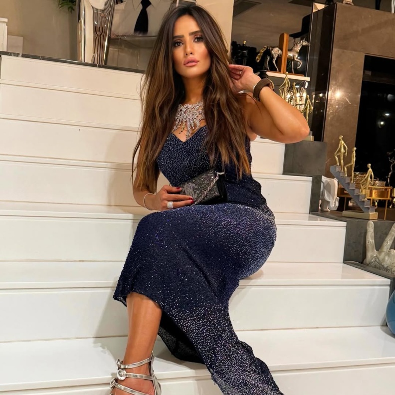 أجمل إطلالات الفنانة زينة بطلة مسلسل "ورد وشوكولاتة" بفساتين السهرة