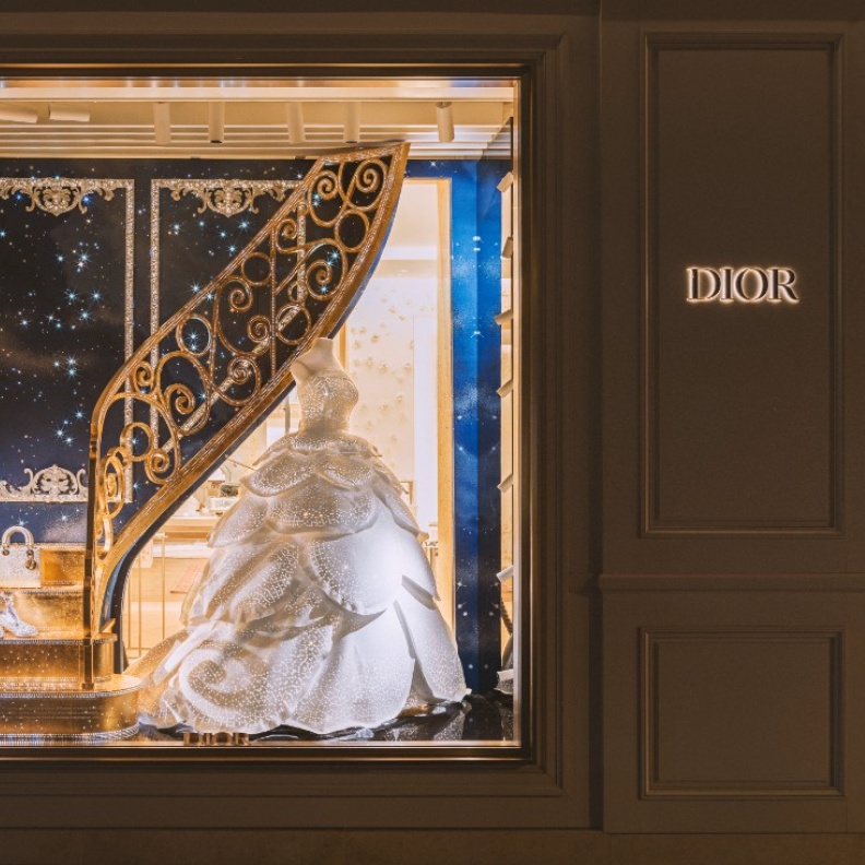 "ديور" تقدّم العنوان الأيقوني 30 Montaigne وديكوره الساحر لموسم الأعياد
