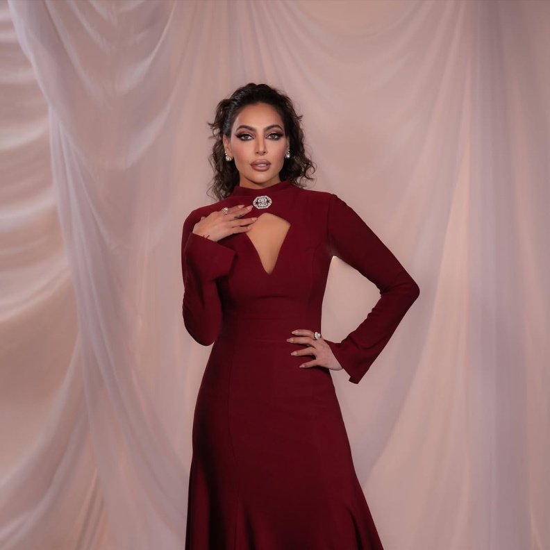 نجمات الخليج يتألّقن بفساتين سهرة ناعمة وألوان خريفية تنبض بالأنوثة والرقي