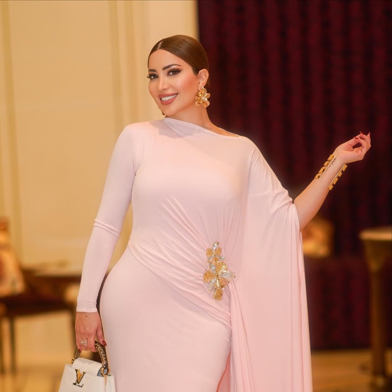 صيحة الكمّ الكاب تعود بقوّة: أبرز إطلالات النجمات بفساتين السهرة لهذا الموسم