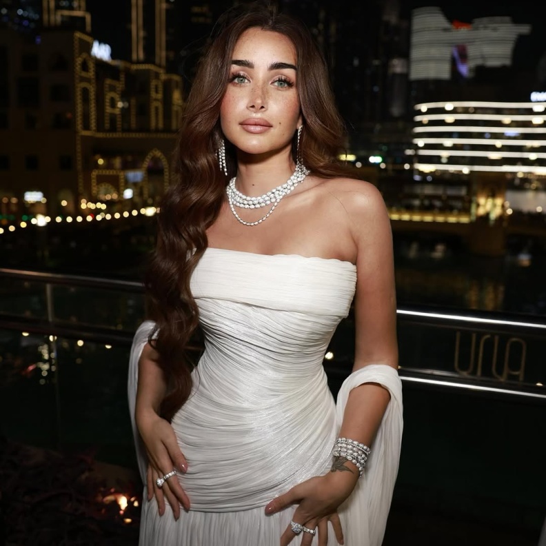 هنا الزاهد بالفستان الأبيض في دبي