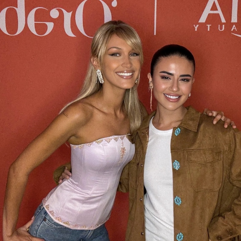 بيلا حديد تتألق بتصاميم أردنية خلال إطلاق عطرها في الإمارات