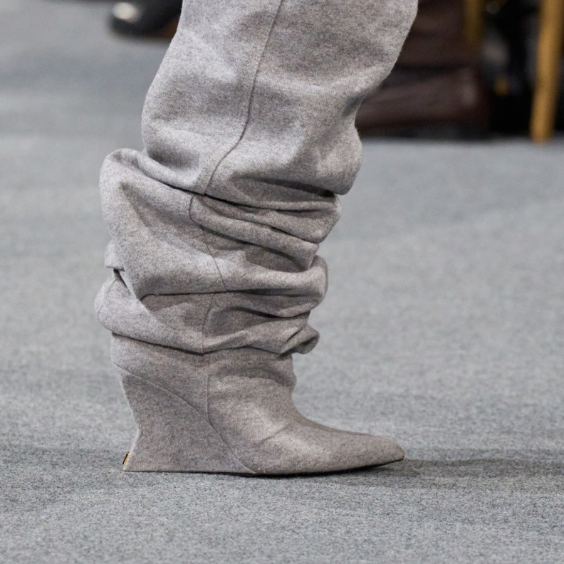  بوت رمادي بساق مجعد مترهل من Balmain