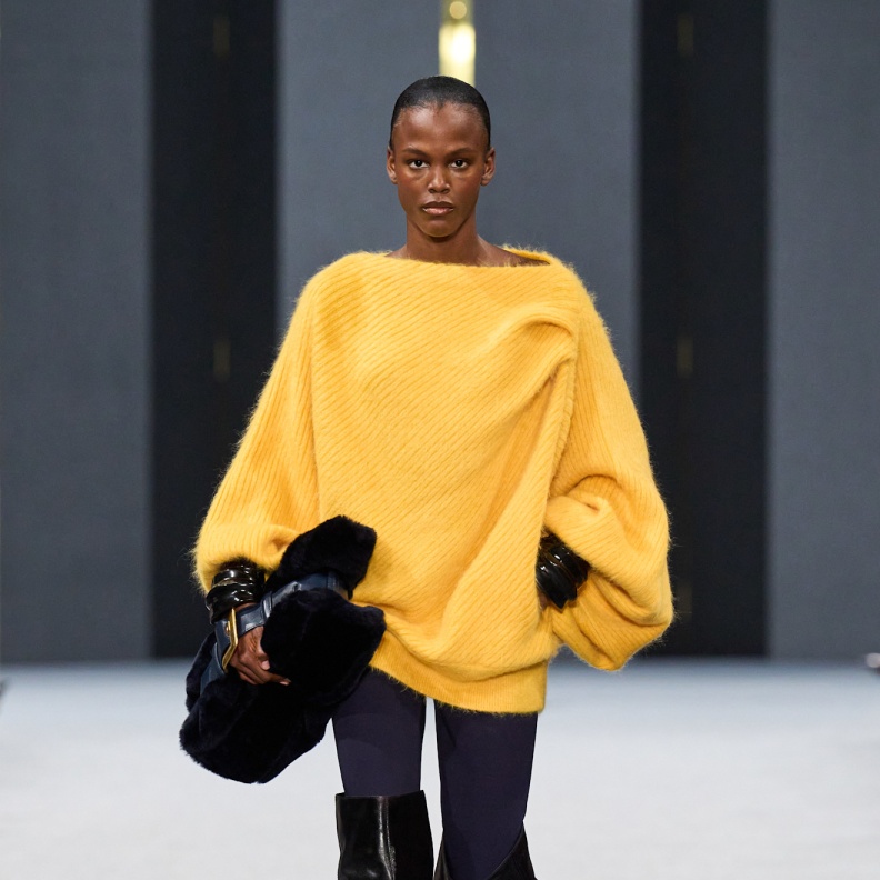 السويتر الـ XXL أكبر وأكثر أناقة وعصرية