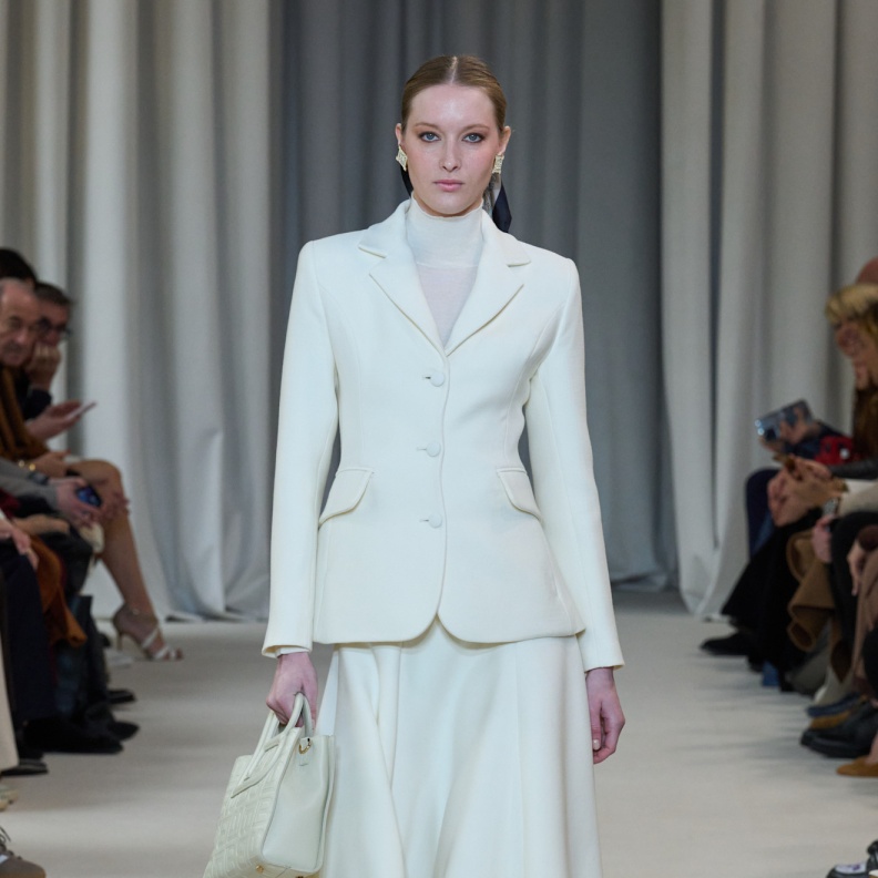 تنسيق التنورة الميدي  بأسلوب Laura Biagiotti