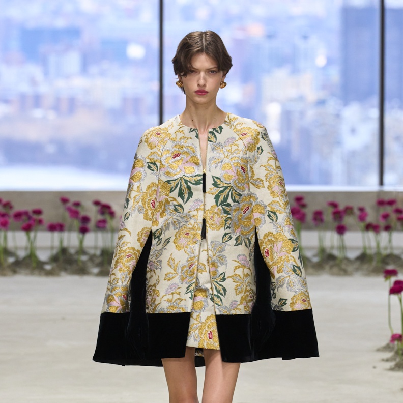  كاب مطرز فخم من Carolina Herrera