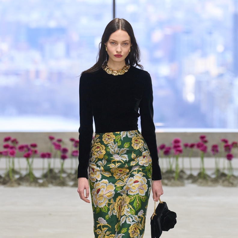 موضة التنانير المطبعة بالورود تفرض أناقتها في الشتاء