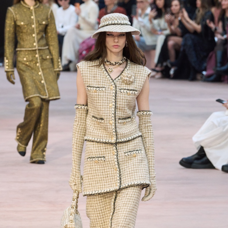 نقشة المربعات بإطلالة كلاسيكية من Chanel 