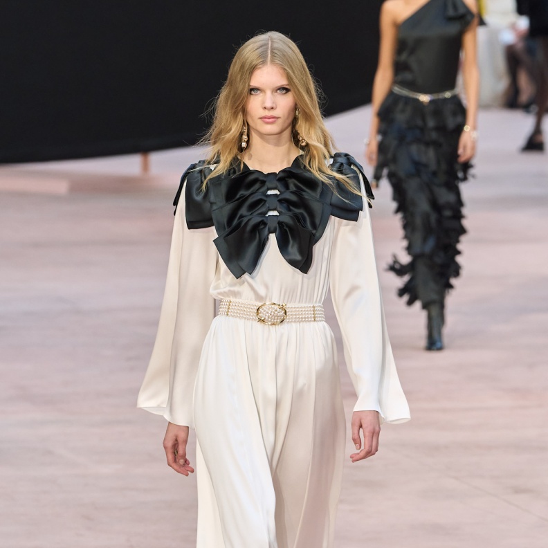 الشرائط في شتاء 2025 تربط عالم الموضة بالأنوثة المطلقة 