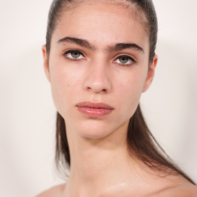 هل يخفّف الحليب البارد الهالات السوداء والتجاعيد فعلاً؟ إليكِ الجواب