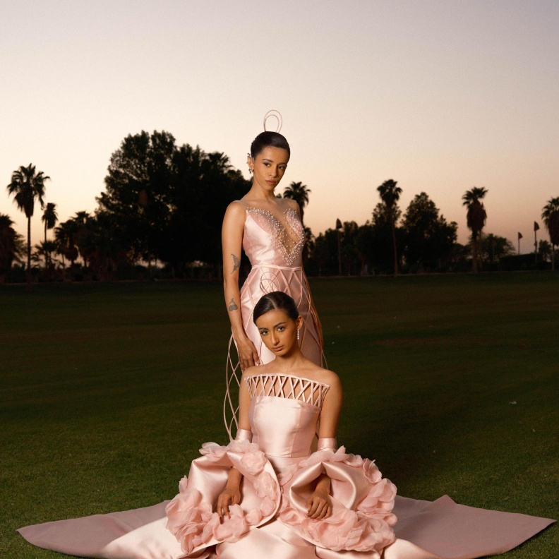 مصممة الأزياء السعودية رند ناصر تفتح بوابة الإلهام مع مجموعة The Floral Gate