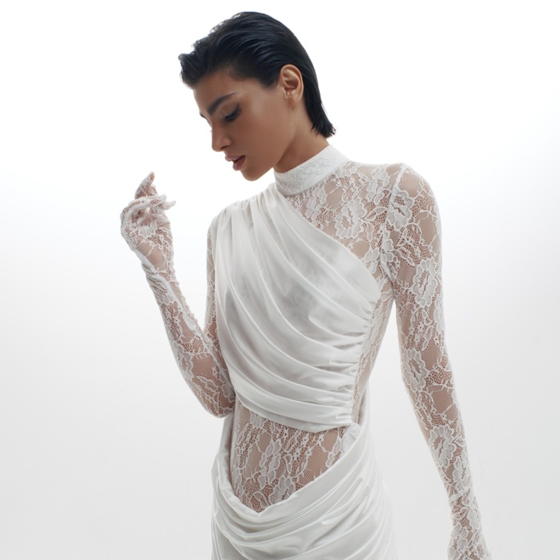 تصميم من Miruna باللّون الأبيض 