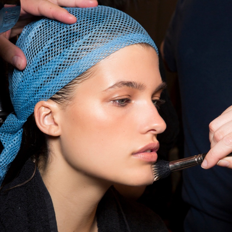 لماذا يتحول محدد الشفاه والبرونزر إلى اللون البرتقالي على بشرتك؟ إليك الحلّ!