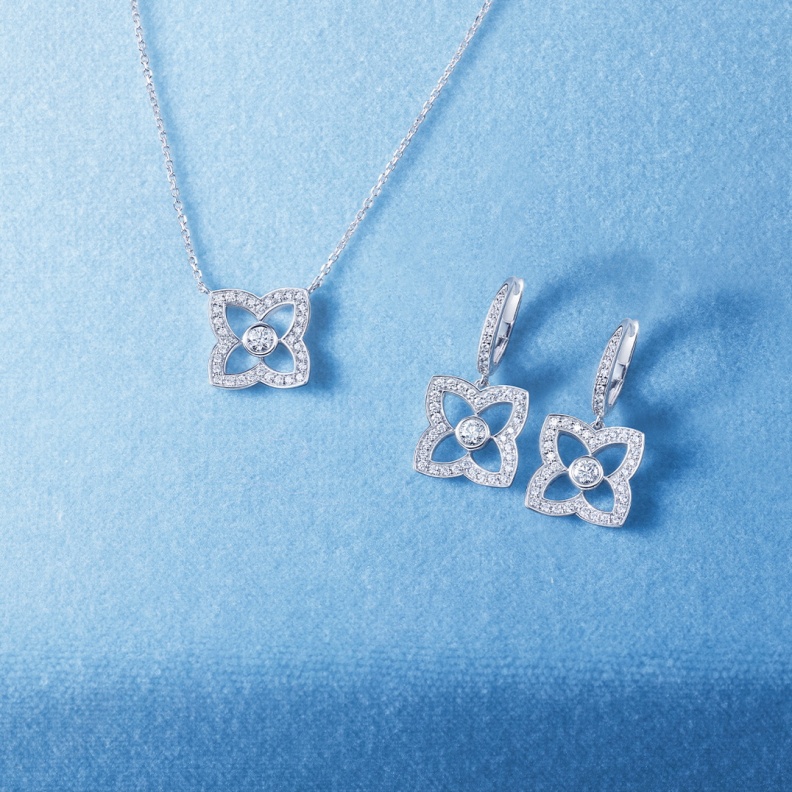 De Beers Enchanted Lotus Pendant in White Gold &Enchanted Lotus Sleepers in White Gold