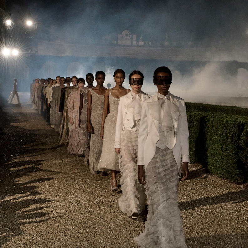 دليلكِ إلى أبرز عروض أزياء مجموعات كروز 2027