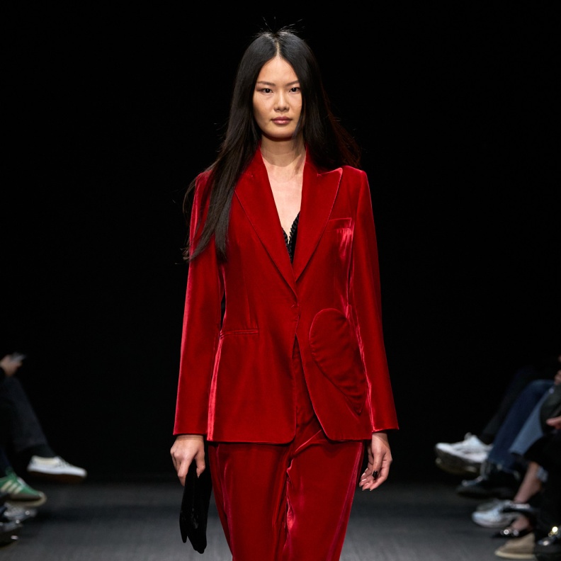 تنسيق اللّون الأحمر بأسلوب Emporio Armani