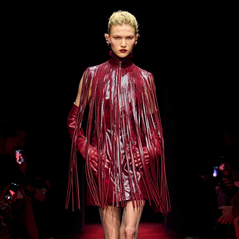 تنسيق إطلالة مونوكروم باللّون الأحمر من Ferrari