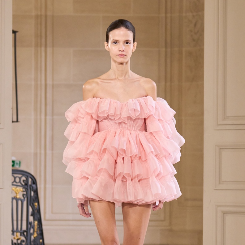 فستان كشكش زهري من Giambattista Valli 