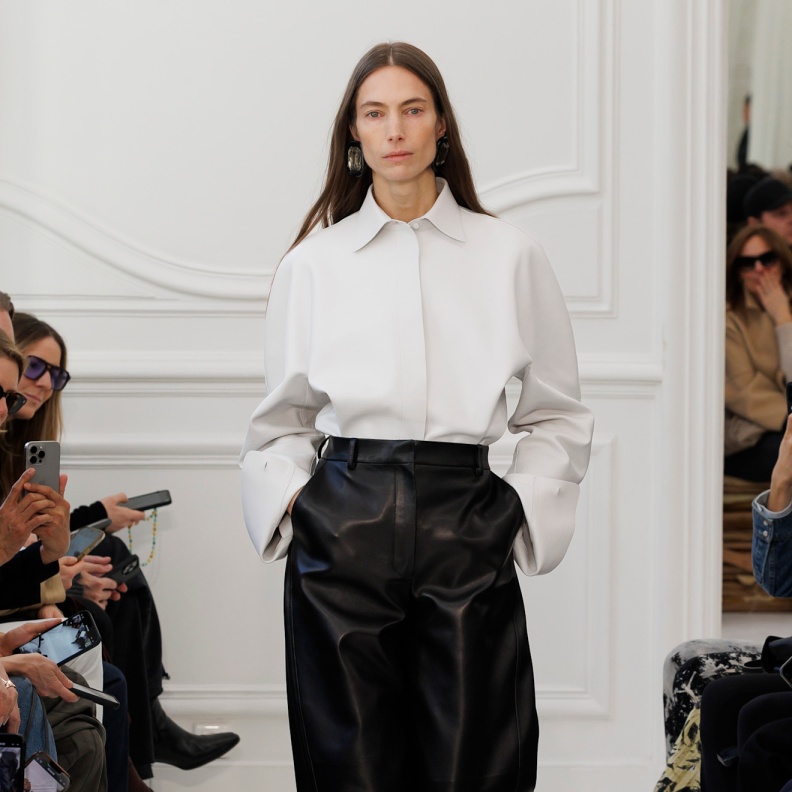 الأناقة اليومية ترتبط بموضة القميص الأبيض المتجدد