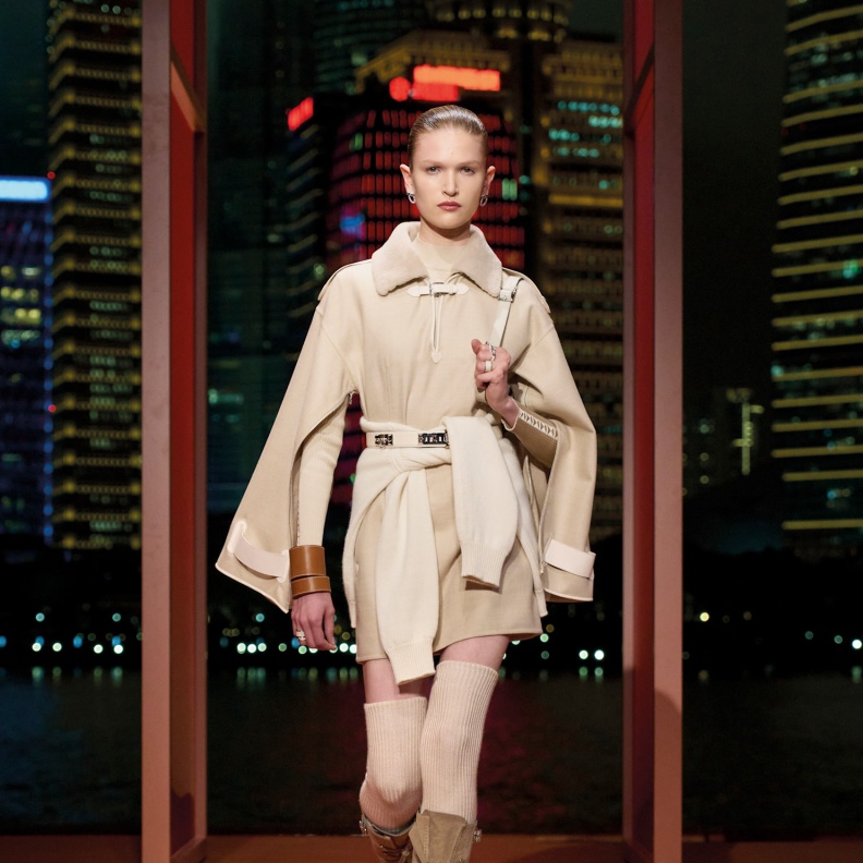 كنزة صوفية باللون العاجي مربوطة عند الخصر من Hermes