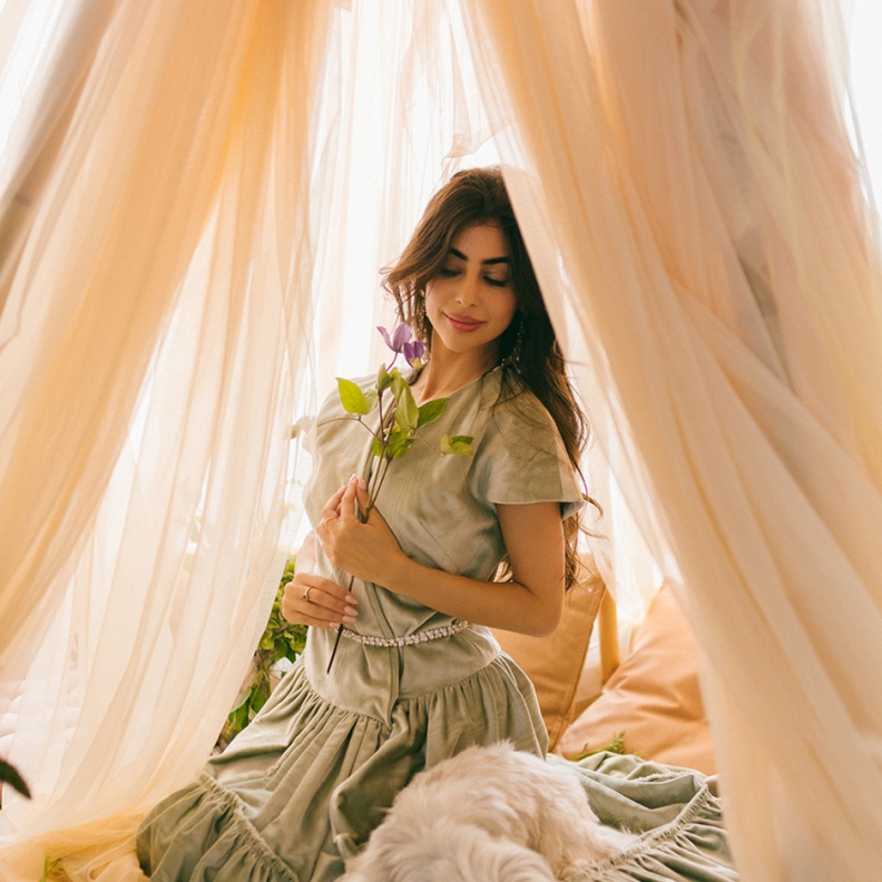 الفنانة والكاتبة السعودية لينا الناصر