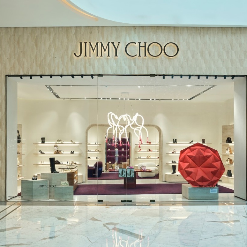 Jimmy Choo تكشف عن متجرها الجديد في دبي مول