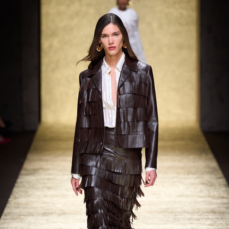 موضة الجاكيت مع الشراريب بأسلوب غير تقليدي في الشتاء